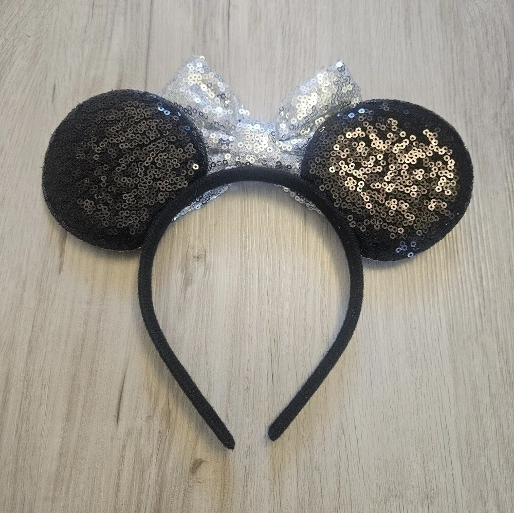 Disney Minnie Mouse Black Headband Silver Sequin Bow Ears Brand new